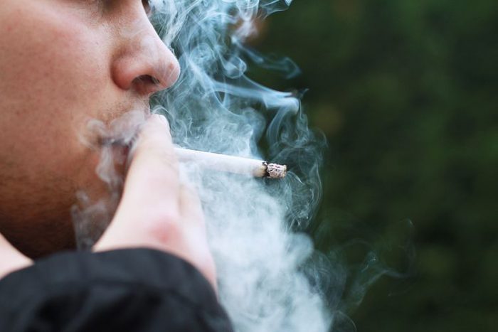 Pétition: un « mendiant » privé de liberté pour avoir demandé une clope en rue?