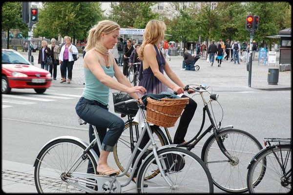 Les cyclistes vont pouvoir « brûler » certains feux rouges pour tourner à droite