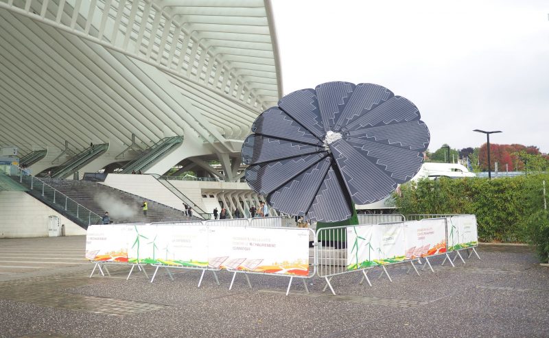 Une fleur photovoltaïque géante devant la gare des Guillemins