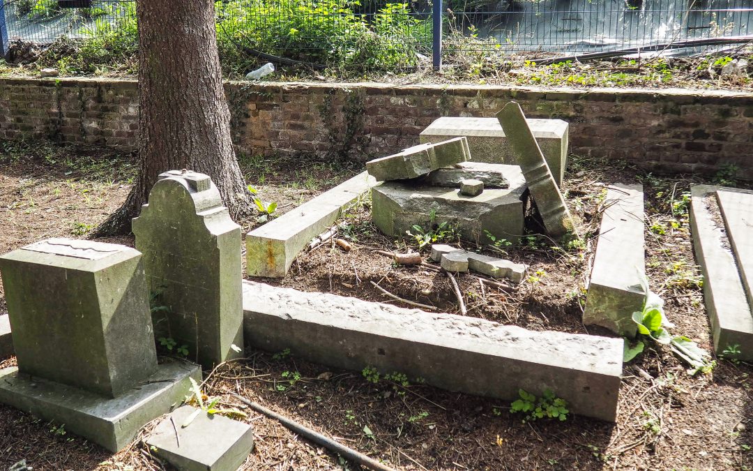 Tombes cassées, végétation anarchique: l’état des cimetières liégeois en question
