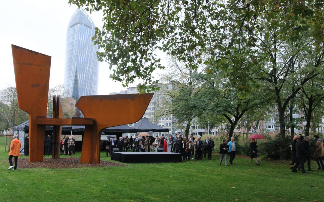 Nouvelle sculpture en bord de Meuse près de la belle passerelle