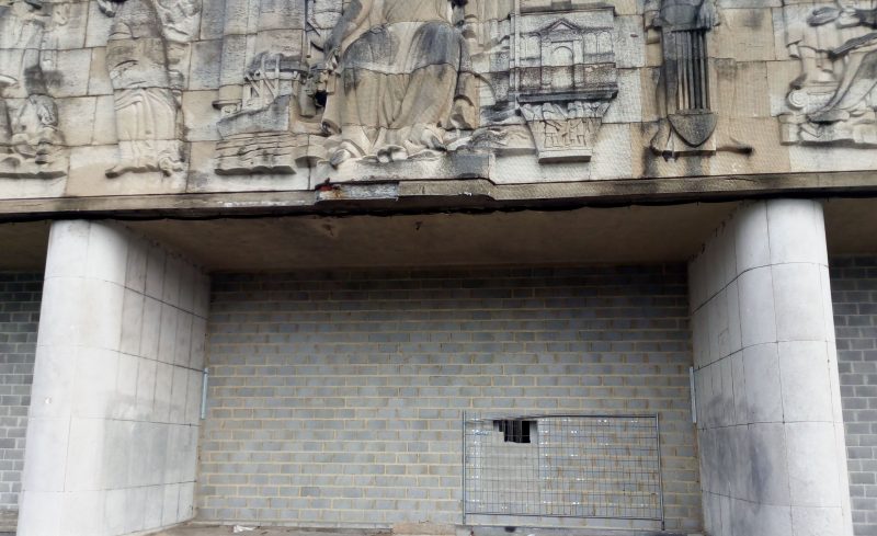 Le Palais des Sports de Coronmeuse, à nouveau squatté, va-t-il subir le même sort que la Dentisterie?