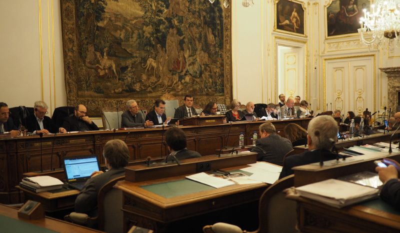 Selon des sondages sérieux, le PS reste fort au niveau communal face à la montée du PTB