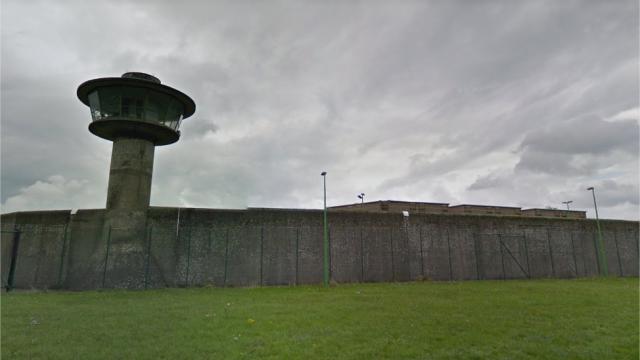 Emeutes à la prison de Lantin: trois membres du personnel pénitentiaire transportés en ambulance