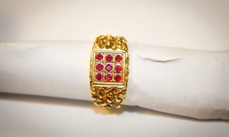 La police recherche les propriétaires d’une quarantaine de bijoux volés à Liège