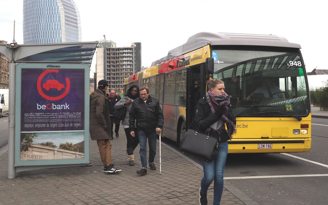 Les “accoudoirs anti-SDF” des bancs d’abribus ne seront pas enlevés