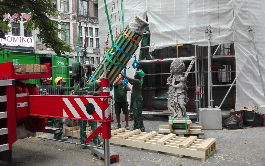 Démontage de la colonne de la Fontaine du Perron