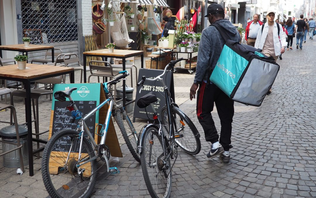 Deliveroo pointe les problèmes pour circuler à vélo sur quatre axes liégeois fréquentés