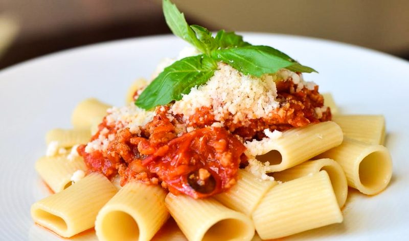 Un restaurant propose une assiette de rigatoni bolognaise à 1€50