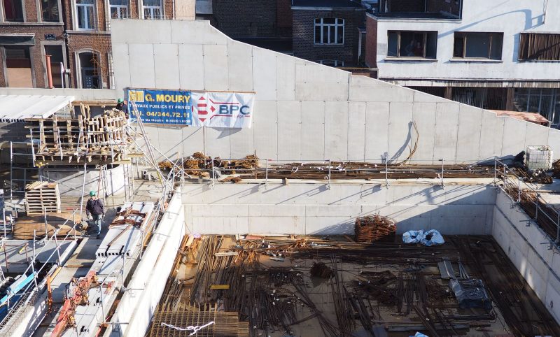 Des ouvriers non-européens sur le chantier de la future piscine Jonfosse