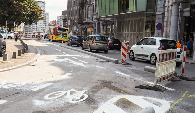 Piste cyclable place du XX-Août: un peu plus d’embouteillages et des accrochages