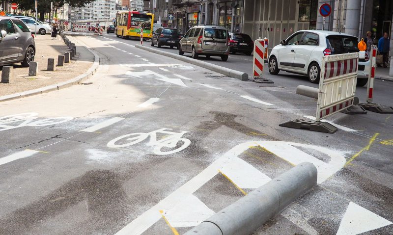 Retour à deux bandes place du XX-Août : la Ville fait marche arrière sur la piste cyclable