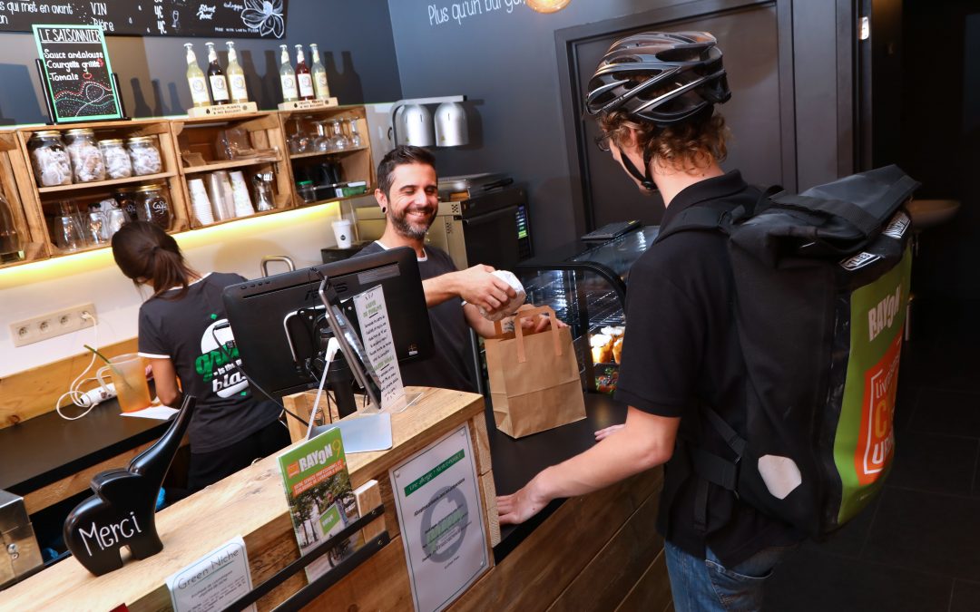 Des burgers vegan livrés à domicile par des coursiers salariés dans un esprit plus éthique