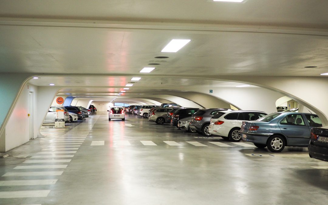 Pourquoi un étage du parking de la gare des Guillemins est-il bloqué en lieu d’exposition?