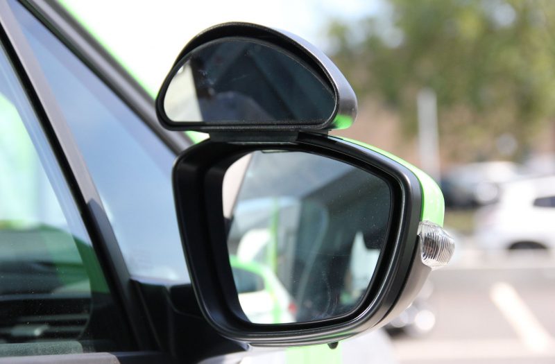 Des voitures à doubles commandes à louer pour apprendre à conduire en filière libre