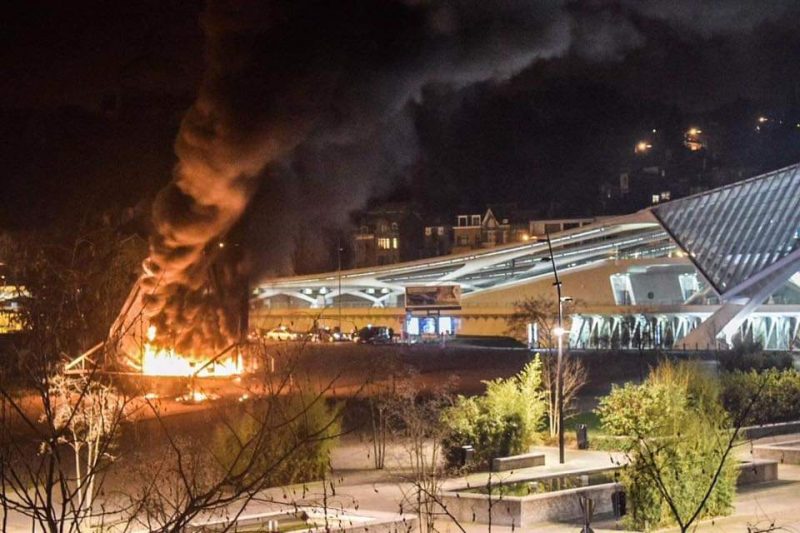 Le panneau publicitaire de 180m² situé aux Guillemins a été incendié