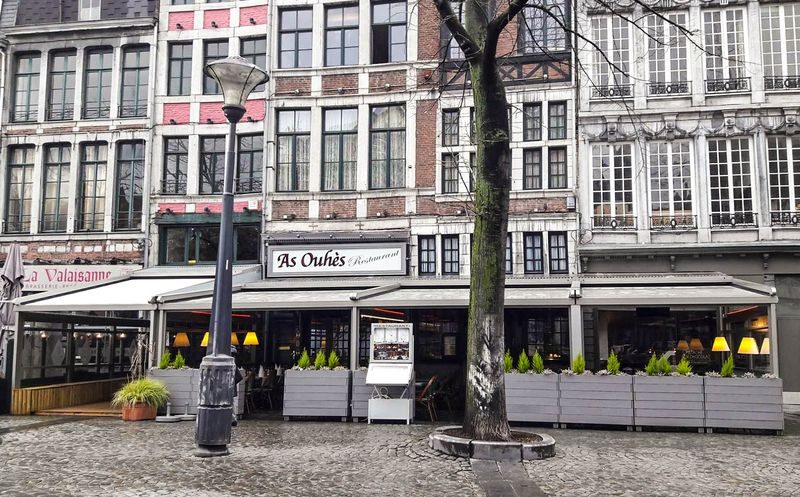 Les terrasses fermées de la place du Marché doivent être démontées, dit l’AWaP