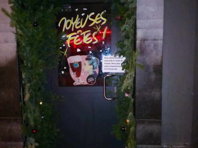 Les scellés sur la porte d’entrée du café Elmas dans le Carré camouflés par un écriteau ?