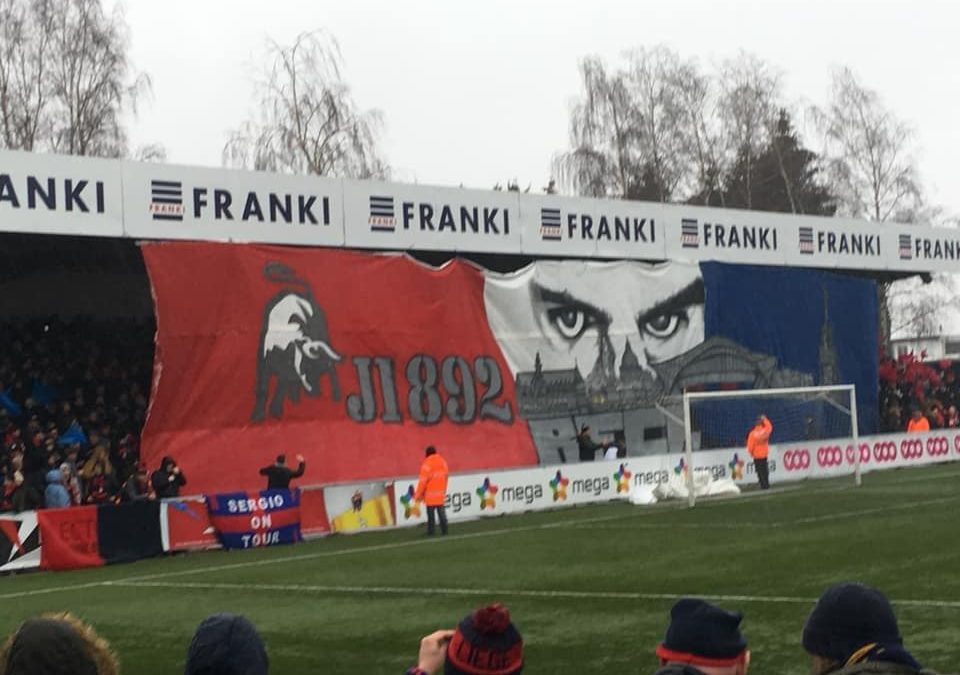 La rencontre du RFC Liège entachée par un commentaire déplacé du speaker mais quel tifo des supporters !