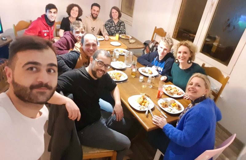 Un réfugié syrien invite des inconnus à manger pour s’intégrer… mais arrête par crainte de l’Afsca