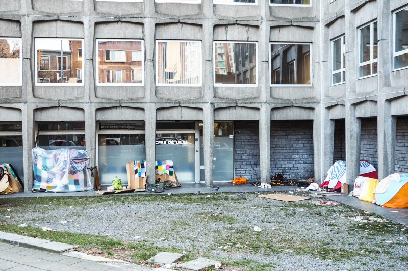 Des SDF campent sous tente à quelques mètres à peine de l’entrée du CPAS de Liège: pas d’autre solution?