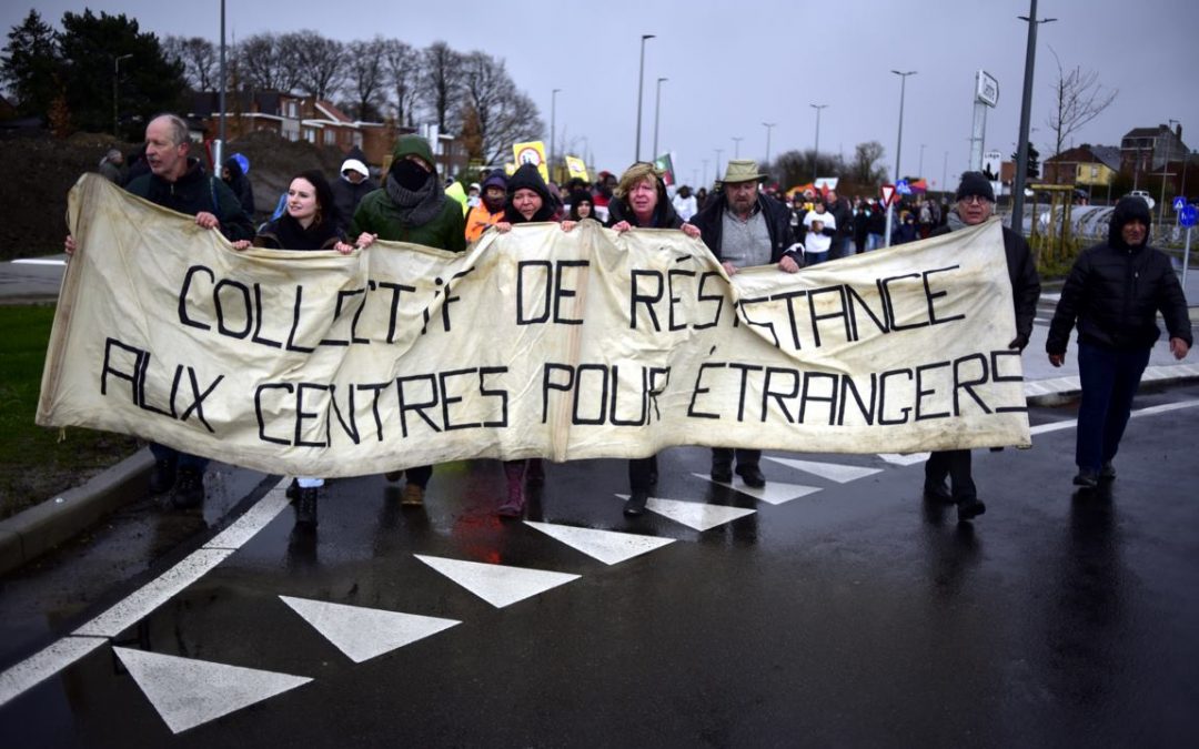 Des centaines de personnes ont marché contre l’existence du “camp de la honte” à Vottem