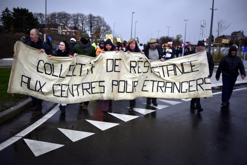 Des centaines de personnes ont marché contre l’existence du « camp de la honte » à Vottem