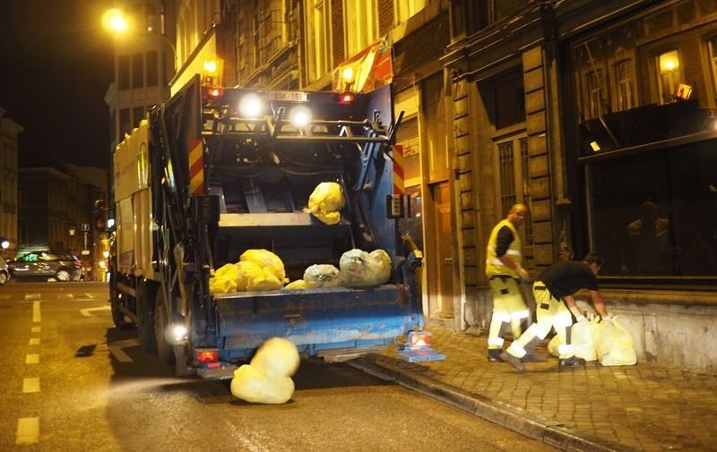 Mélange des sacs bleus et jaunes dans les camions poubelles: la Ville va-t-elle enfin régler ce problème d’image?