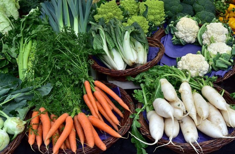 Marché local des artisans et producteurs place Saint-Barthélemy