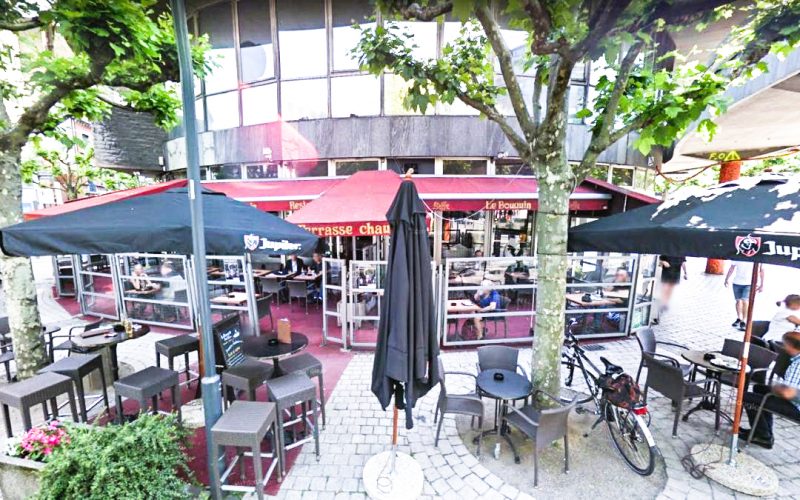 Toujours pas de repreneur pour le café Le Bouquin place des Carmes mais Gérard Miller reste dans les parages