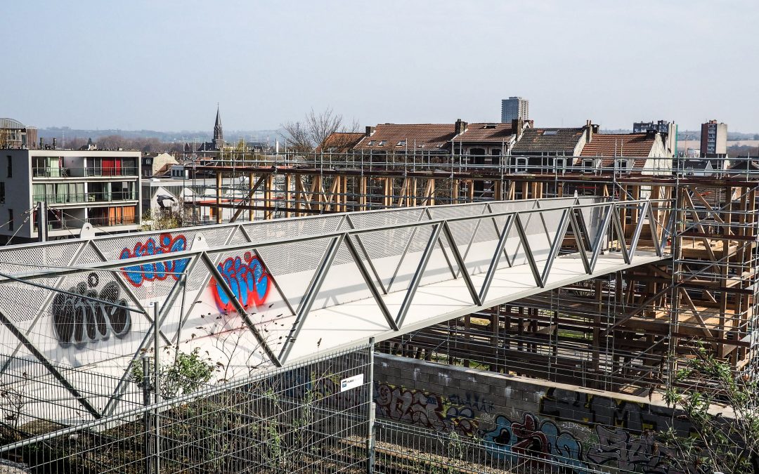 Passerelle Vivegnis: pas encore terminée, déjà bien taguée