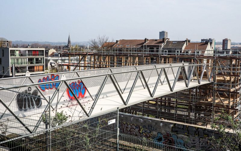 Passerelle Vivegnis: pas encore terminée, déjà bien taguée