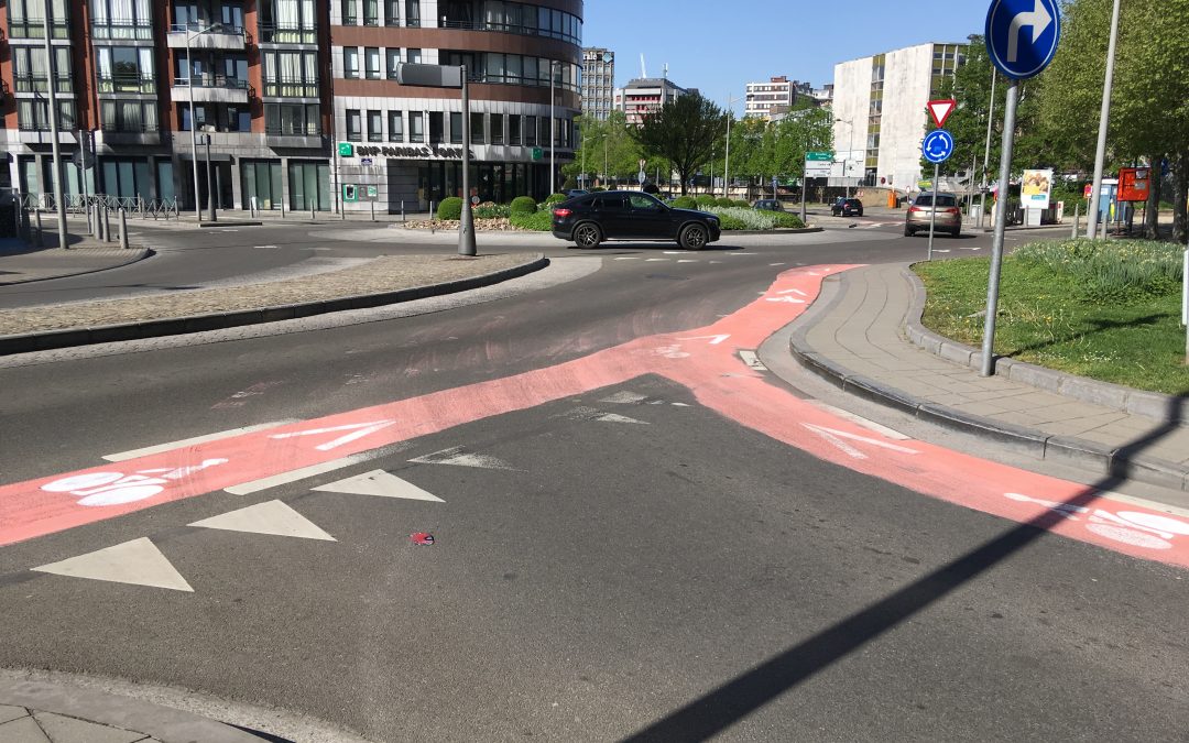 Actions des cyclistes militants sur la voirie aux Chiroux