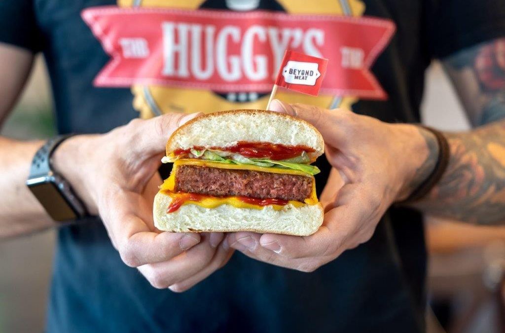 Le Huggys’s Bar propose un burger végétal « futuriste » au vrai goût de viande