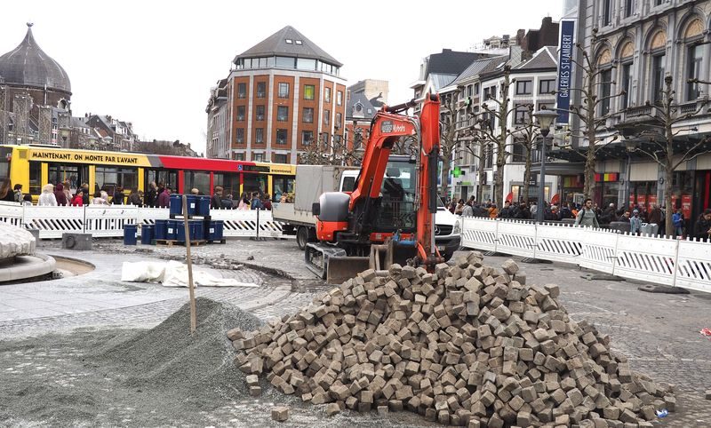 Début des travaux de forage pour le tram à la place Saint-Lambert