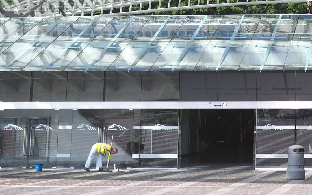 Des bancs enlevés dans l’entrée de la gare des Guillemins pour éviter que les SDF les squattent