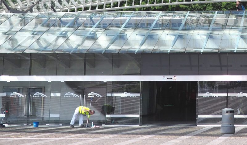 Des bancs enlevés dans l’entrée de la gare des Guillemins pour éviter que les SDF les squattent