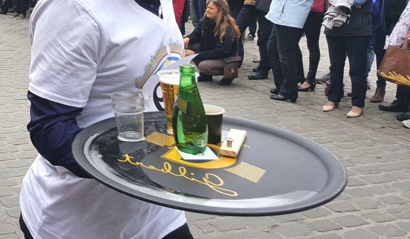 Une course de garçons de café organisée au centre-ville