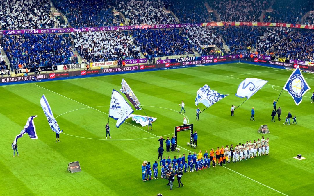 Le Standard sur le podium après son match nul à Genk