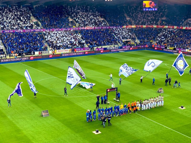 Le Standard sur le podium après son match nul à Genk