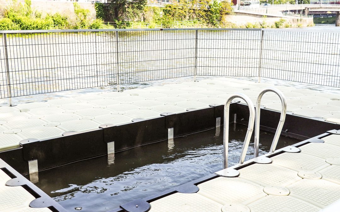 Une petite piscine flottante testée sur la Dérivation