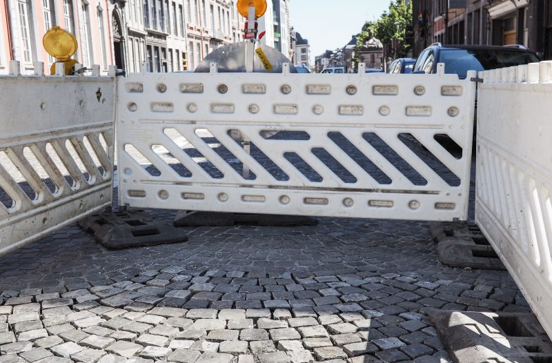 Un an à peine après les travaux, les pavés de la rue Hors-Château se défont déjà