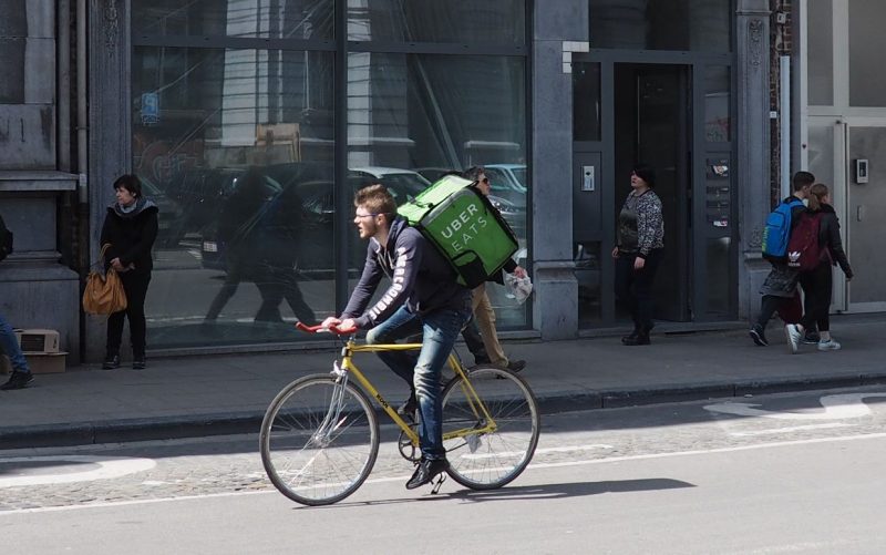 Deliveroo et Uber Eats et leurs livreurs « exploités » dans le viseur de la FGTB