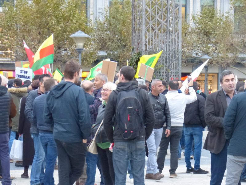 Affrontements entre « pro-Turcs » et « pro-Kurdes » place Saint-Lambert vendredi: plusieurs blessés et une arrestation