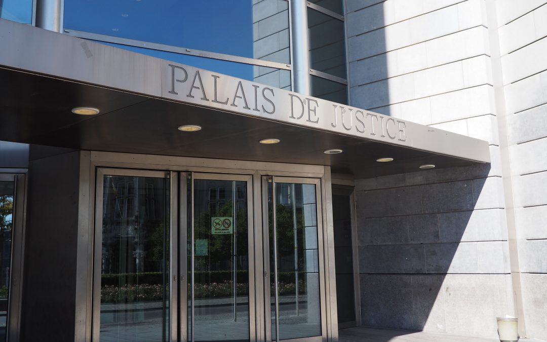 Il pleut des gouttes à l’intérieur du (nouveau) palais de justice