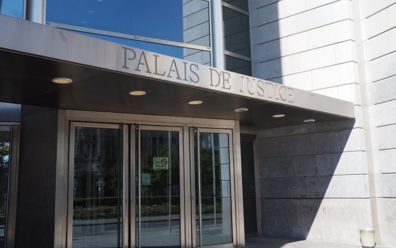 Il pleut des gouttes à l’intérieur du (nouveau) palais de justice