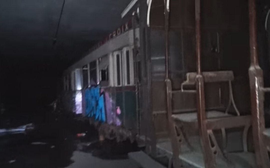 Sauver les vieux bus et trams entreposés dans un tunnel sous les quais de la Batte