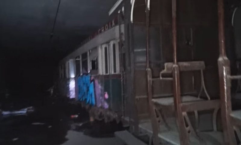 Sauver les vieux bus et trams entreposés dans un tunnel sous les quais de la Batte