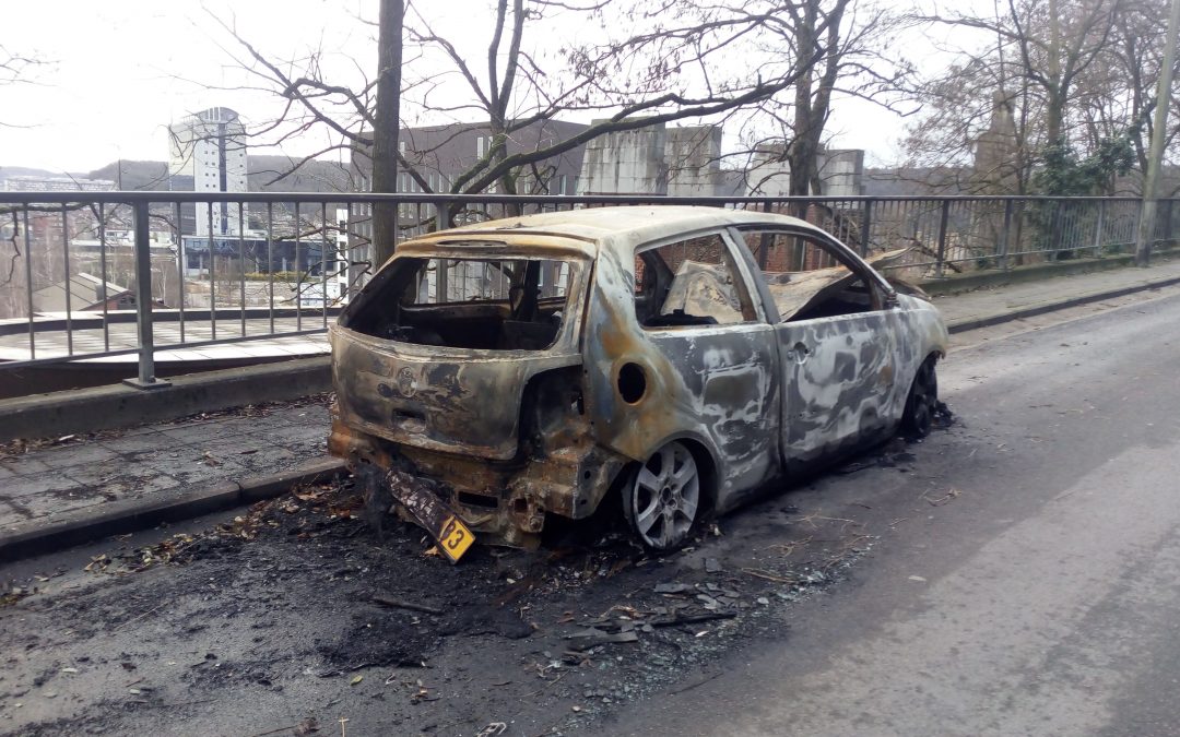 Une trentaine de véhicules incendiés depuis mi-décembre: trois suspects ont été interpellés
