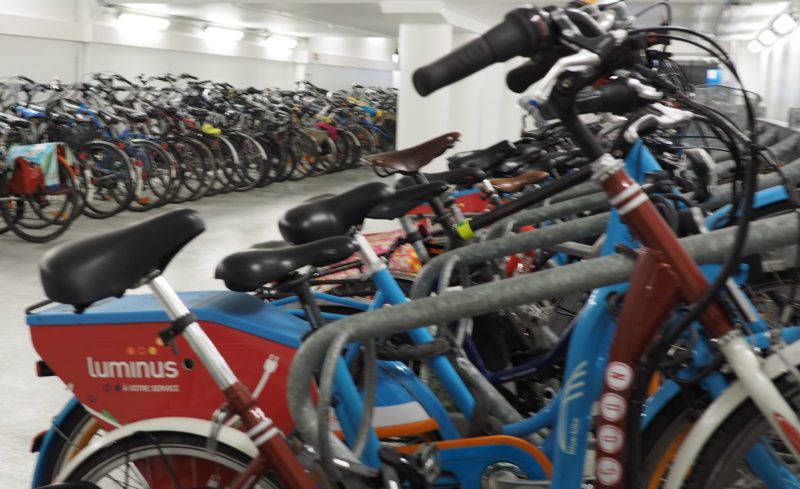 Un vaste parking couvert et sécurisé pour les vélos en plein centre-ville